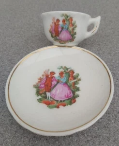 Piatto e tazza porcellana vintage Limoges vecchia moda amanti scena miniatura  - Foto 1 di 12