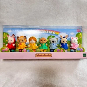 Sylvanian Families Impermeable Feliz Conjunto Bebé Calico Critters Bebé Muñeca - Imagen 1 de 7