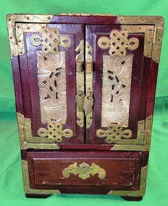 Chinesische Schmuckschatulle aus Palisander mit 4 Schubladen und Messingbeschlägen geschnitzte Jadeeinsätze Schloss - Bild 1 von 24