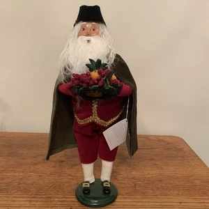 Byers Choice 2016 Williamsburg Colonial Santa Caroler GUC Holding Fruit - Bild 1 von 22