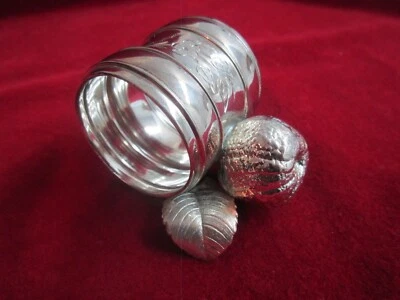 Antiguo anillo de servilleta figurativo-monograma-plata plateada-flores/hoja y nuez o fruta Foto 1 de 4