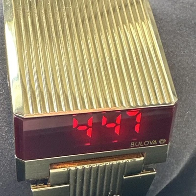 Orologio Bulova Uomo Computron Data Giorno Indicatore LED Display Led Oro 31MM 97C110 - Immagine 1 di 4