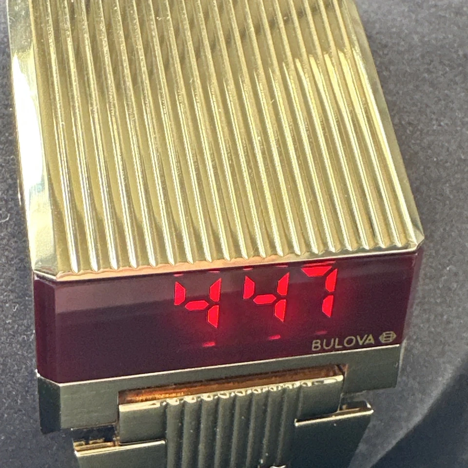 Reloj Bulova Hombre Computron Fecha Día Indicador Pantalla LED Led Dorado 31MM 97C110 Foto 1 de 4