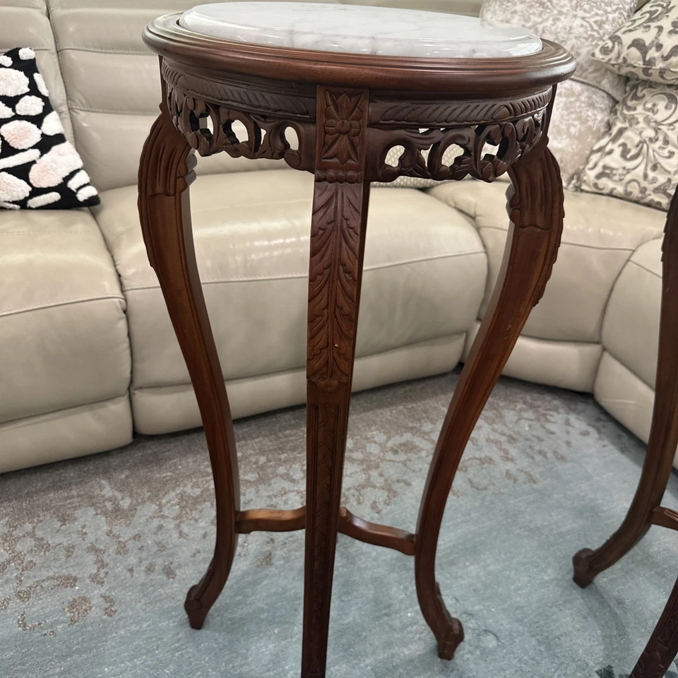 Mesa auxiliar/soporte de planta con tapa de mármol de caoba tallada de colección china de principios del siglo XX Foto 1 de 4