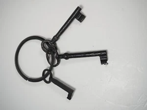 Llavero de hierro fundido de 4" con 3 llaves de hierro - Imagen 1 de 3