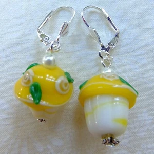 Gelb weiße Cupcake Lampe Glasperlen mit versilbertem Hebelverschluss Ohrhänger - Bild 1 von 1