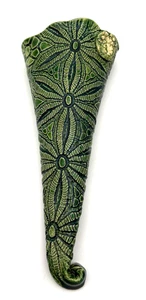 Kunstkeramik Wandtasche geprägt grün Künstler signiert Kay Seattle 8,5" skurril - Bild 1 von 5