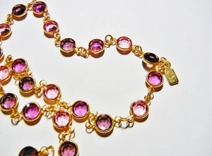 Conjunto de collar de metal tono dorado con bisel rosa firmado cisne de cristal Swarovski - Imagen 1 de 4