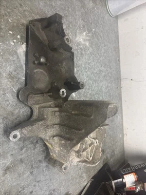 Soporte de alternador 4861371AA para Jeep Wrangler TJ, Liberty KJ; 2,4 L Foto 1 de 3