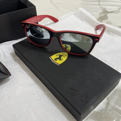 Gafas de sol Ray-Ban RB2132M Scuderia Ferrari negro mate sobre rojo/plateado flash 55 mm Foto 1 de 4