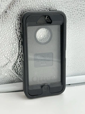 Original Otterbox Defender Case Without Holster for Apple iPhone 5/5s/SE - Black - Image 1 of 4