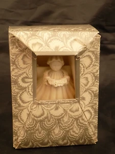 Vintage Sea Shell Angel Ornament MARGARET FURLONG Flower Garland 1995 Stamped - Picture 1 of 8