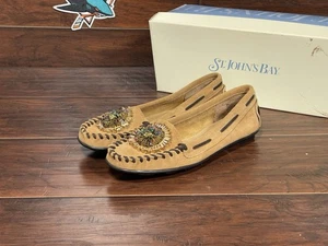 Mocassino mocassino donna St John’s Bay marrone marrone chiaro con perline taglia 6M pelle mimi usato - Foto 1 di 9