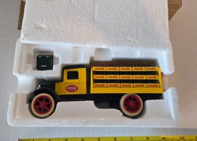 ERTL 1931 COKE HAWKEYE TRUCK BANK 1:34 SCALE 1998 COCA COLA & BOX LOT DD - Image 1 of 4