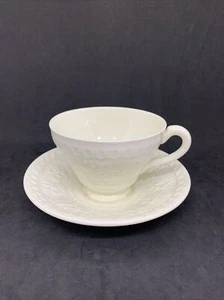 Juego de tazas y platillos Wedgwood Wellesley círculos de frutas blancos en relieve de 6 3/4" - Imagen 1 de 9