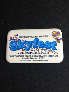 "BOTÓN DE COLECCIÓN DISNEYLAND SKYFEST A MILLION GLOBO SALUDO 12/5/85 2 3/4" - Imagen 1 de 2