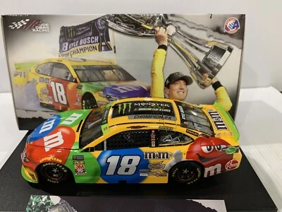 2019 #18 Kyle Busch M&M’s Monster Cup Champion Championship Foto 1 de 4