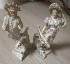 Coppia di antiche statuine in porcellana su scale bellissimi pezzi - Foto 1 di 24