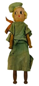 12" ANTICO TASSELLO IN LEGNO E MOLLETTA BAMBOLA SIGNORA IN ABITO VERDE E CAPPELLO, @ ANNI '40 - Foto 1 di 6