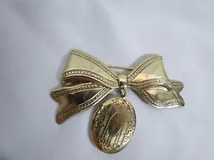 Vintage Large Gold Tone Bow w/ Dangling Oval Floral Locket -Opens Brooch Pin - Picture 1 of 3