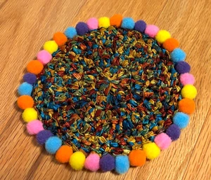 Topper de mesa o almohadilla caliente, ganchillo con pompones, multicolor, nuevo hecho a mano 6 pulgadas - Imagen 1 de 7