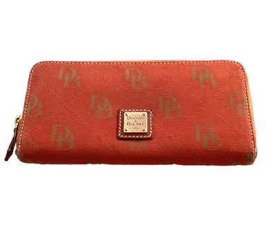 Cartera roja Dooney & Bourke Gretta grande con cremallera alrededor.  Con logotipo DB Signature. Foto 1 de 4