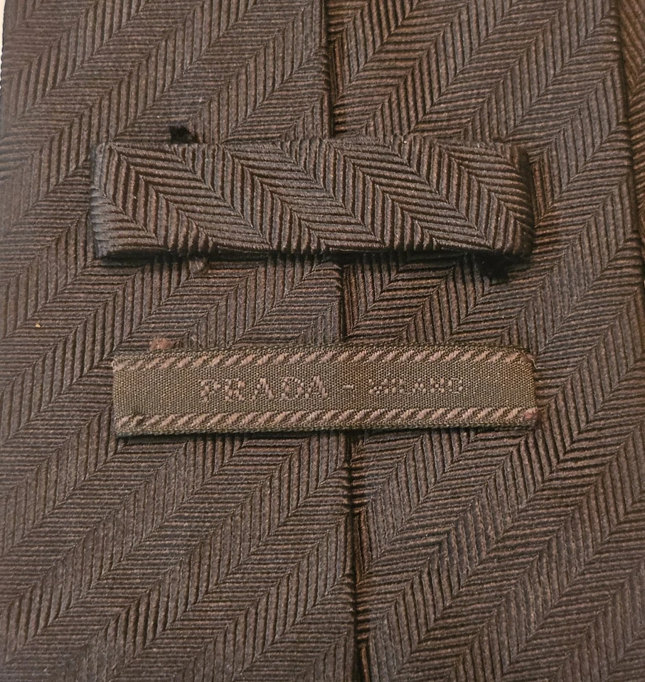 Gravata masculina PRADA MILANO PRETA/DOURADA SEDA 3D C 3,75" L X 57" FEITA NA ITÁLIA - Imagem 1 de 4