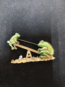 JJ Jonette See Saw Frösche Brosche Anstecknadel CJC B4-2 (21) - Bild 1 von 3