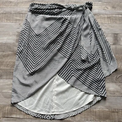 Falda midi envolvente Banana Republic para mujer 16 gris patrón satinado forrada Foto 1 de 4