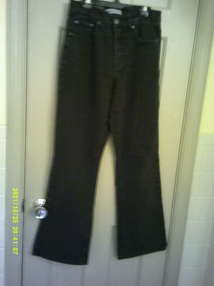 Jeans negros Jaclyn Smith para dama, talla 8 cortos. Cremallera/botón/bolsillo delantero y trasero Foto 1 de 1
