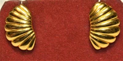 Pendientes de clip firmados años 60 TRIFARI corona tono dorado pulido forma CÁSCARA Foto 1 de 2