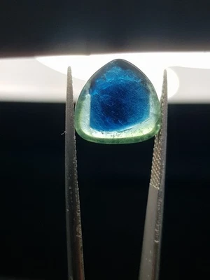 Cabina de turmalina bicolor azul y verde natural de 5,55 quilates de Afganistán Foto 1 de 4