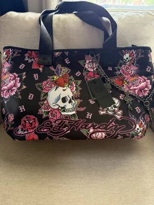 ED HARDY ICONIC TATTOOS TOTE CON CATENA CHARM teschi cuori rose vegan - Foto 1 di 16