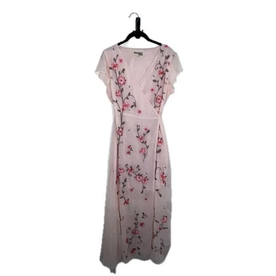 Savanna Jane 花卉刺绣粉色裹身连衣裙 M 码 — 第 1/4 张图片