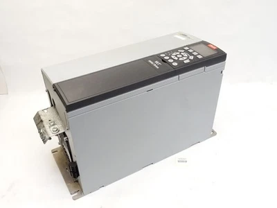 Danfoss VLT HVAC Drive FC-102P11KT4E20H1 11kW Frequenzumrichter (Pixelfehler !) - Bild 1 von 4