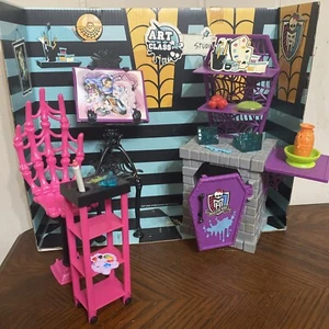 2013 Monster High Art Class Studio Deluxe HS - Furniture/ Backdrop/Accessories - Picture 1 of 6