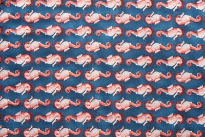 Tela Windham Fabrics 42669-5 Coral Reef (caballito de mar rojo) 1 yarda Foto 1 de 2