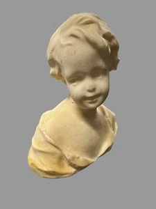 Antigua estatua figurativa de mármol tallado de un niño - Imagen 1 de 13