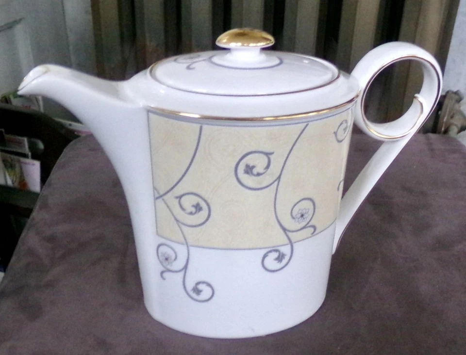 Wedgwood 2000 "Time For Wedgwood" Four Cup Bone China Teapot - Image 1 of 1