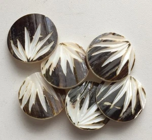 Perlmuttknöpfe: 6 schön verzierte Knöpfe, Durchmesser 30 - Bild 1 von 2