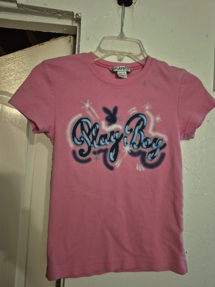 Camiseta Babydoll Playboy Rosa Graffiti Playboy Y2k De Colección M/L *Pequeños Puntos Cerca del Cuello Foto 1 de 4
