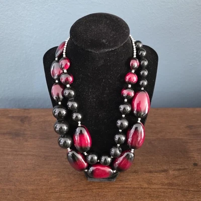 Collar de Colección Chico's Rojo Negro Grueso Acrílico Lucite Cuentas Hilo Distintivo Foto 1 de 4