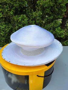 Cappello vintage Y2K Donna Vinci Couture bianco tutto strass cappello 2/3 livelli chiesa derby  - Foto 1 di 9