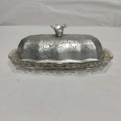 Plato de mantequilla de vidrio prensado transparente vintage con tapa de metal ornamentado con flores de aluminio Foto 1 de 4