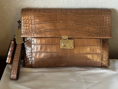 Frittura con serratura grande Coach Legacy liquido metallizzato coccodrillo oro rosa pelle $398