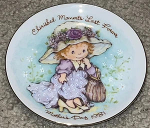 "Cherished Moments Last Forever" Vintage. Avon 1981 Mother's Day plate Dress-up - Picture 1 of 12