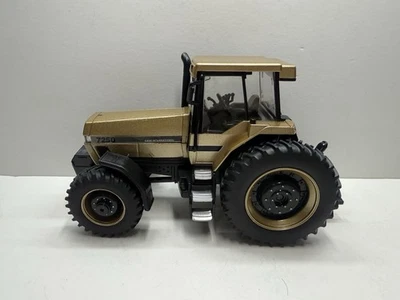 1/32 Case IH Magnum 7250 Tractor Gold Chase - Image 1 of 4
