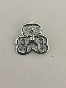 Vintage Girlguiding Girl Guides Brownie Promise c1970 solid Metal Badge - Picture 1 of 1