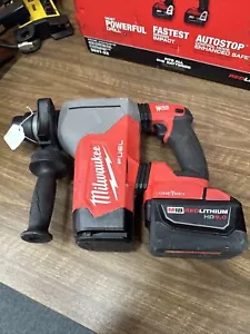 Milwaukee M18 FUEL 18V Li-Ion 1 1/8'' SDS Plus Rotary Hammer 9.0 Battery - Picture 1 of 4