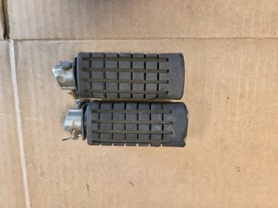 Honda Sabre VF700 S 1985 OEM estriberas traseras (juego 2) L y R Foto 1 de 3